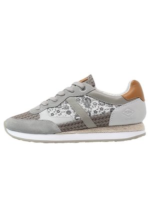Baskets grises et blanches à motif floral, bout en daim, patch en cuir au talon, design à lacets et semelle texturée sur fond blanc uni.