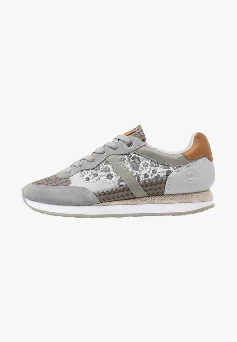 Baskets grises et blanches à motif floral, bout en daim, patch en cuir au talon, design à lacets et semelle texturée sur fond blanc uni.