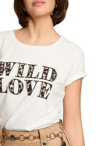 T-shirt bianca a maniche corte con la scritta "WILD LOVE" stampata in nero e dettagli in stampa leopardata; presenta un colletto rotondo e un tessuto morbido.