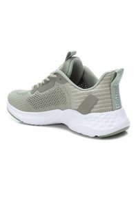 Zapatilla deportiva de color gris claro con parte superior de malla, que presenta una mediasuela blanca y acentos texturizados. Incluye cordones y un bucle para ponerlas fácilmente.