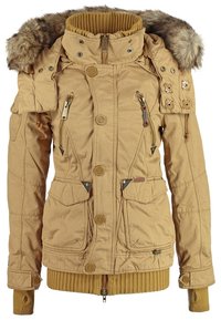 Veste d'hiver beige avec capuche bordée de fourrure, col montant, multiples poches à l'avant, fermeture à boutons et fermeture éclair, et poignets et ourlet côtelés.