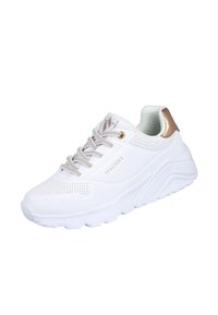 Zapatilla blanca con una superficie texturizada, perforaciones, acentos beige en el talón y cordones de un beige claro. El nombre de la marca "SKECHERS" es visible.