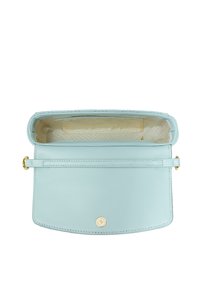 Sac en cuir bleu clair avec une texture lisse, une fermeture rabat, des éléments en métal doré et un intérieur doublé avec une poche plaquée.