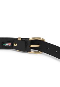 Cintura in pelle nera con fibbia dorata e etichetta "Made in Italy" che mostra i colori della bandiera italiana, poggiata piatta su sfondo bianco.