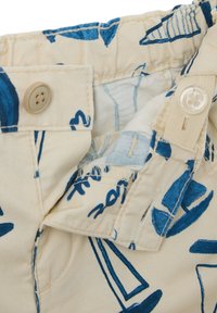 Beige shorts met blauwe abstracte patronen, voorzien van een knoopsluiting en een elastische tailleband. Katoenen stof met zichtbare stikseldetails.