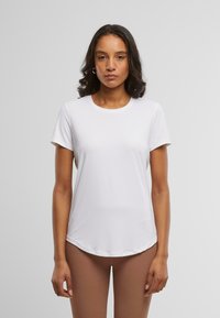 Witte T-shirt met korte mouwen van gladde stof, met een ronde hals; beschikt over een gebogen zoom en een relaxed fit.