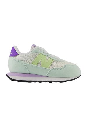 Scarpa da ginnastica verde chiaro e bianca con linguetta del tallone viola, tomaia in mesh e camoscio, logo "N" verde lime e suola in gomma nera.