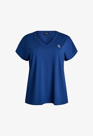 Modra majica s kratkimi rokavi in V-izrezom, narejena iz mehkega blaga, z diskretno dekorativno zasnovo na zgornji levi strani.