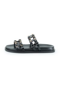 Schwarze Leder-Flip-Flops mit zwei breiten Riemen, die runde goldene und schwarze Akzente aufweisen, flache Sohle und kontrastierender Naht.