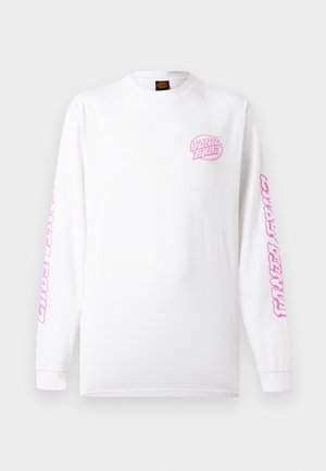 Tricou alb cu mâneci lungi și logo text „Santa Cruz” roz pe piept, cu același text imprimat vertical pe ambele mâneci.