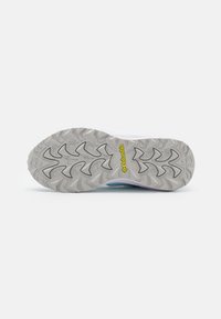Suela de zapato de goma gris con un patrón de textura y un logo de Columbia amarillo. El borde tiene una transición suave hacia un upper azul claro.