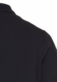 Zwarte poloshirt met een soepel, textuurachtig materiaal, een klassieke kraag en korte mouwen. Het ontwerp is eenvoudig en tijdloos.