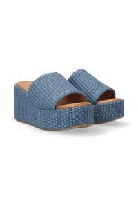 Geweven blauwe platform sandalen met een brede band en open teen, met een gestructureerd, verheven patroon en een tan voetbed.