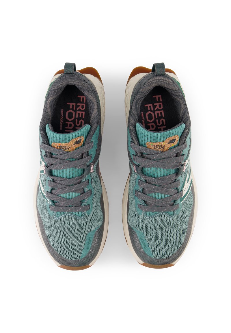 Sportliche Schuhe mit einem atmungsaktiven Mesh-Obermaterial in Türkis und Grau, dekorativen Schnürsenkeln, einer gepolsterten Sohle und strukturierten Akzenten.