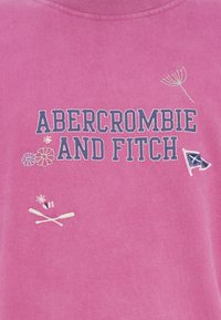 Ροζ φούτερ με κεντημένο λογότυπο «Abercrombie and Fitch», διακοσμητικά λουλουδάτα και ναυτικά σχέδια, βαμβακερό υλικό, στρογγυλή λαιμόκοψη.