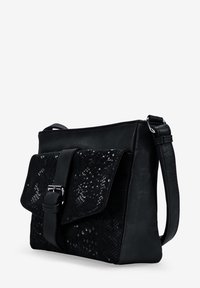 Bolso bandolera negro con tapa frontal texturizada y detalle de hebilla, lados lisos y correa para el hombro ajustable.