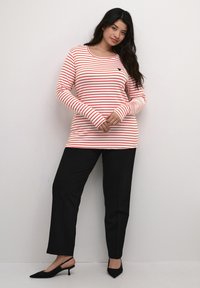 Kaffe Curve KCLIA - Long sleeved top - chalk fiery red-black heart