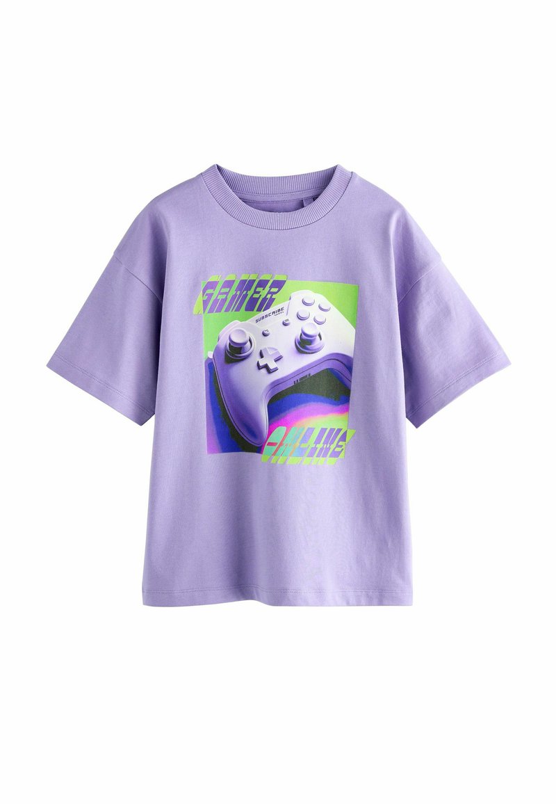 Lavendelkleurig katoenen T-shirt met een afbeelding van een gamingcontroller met groene en paarse accenten, korte mouwen en een ronde hals.