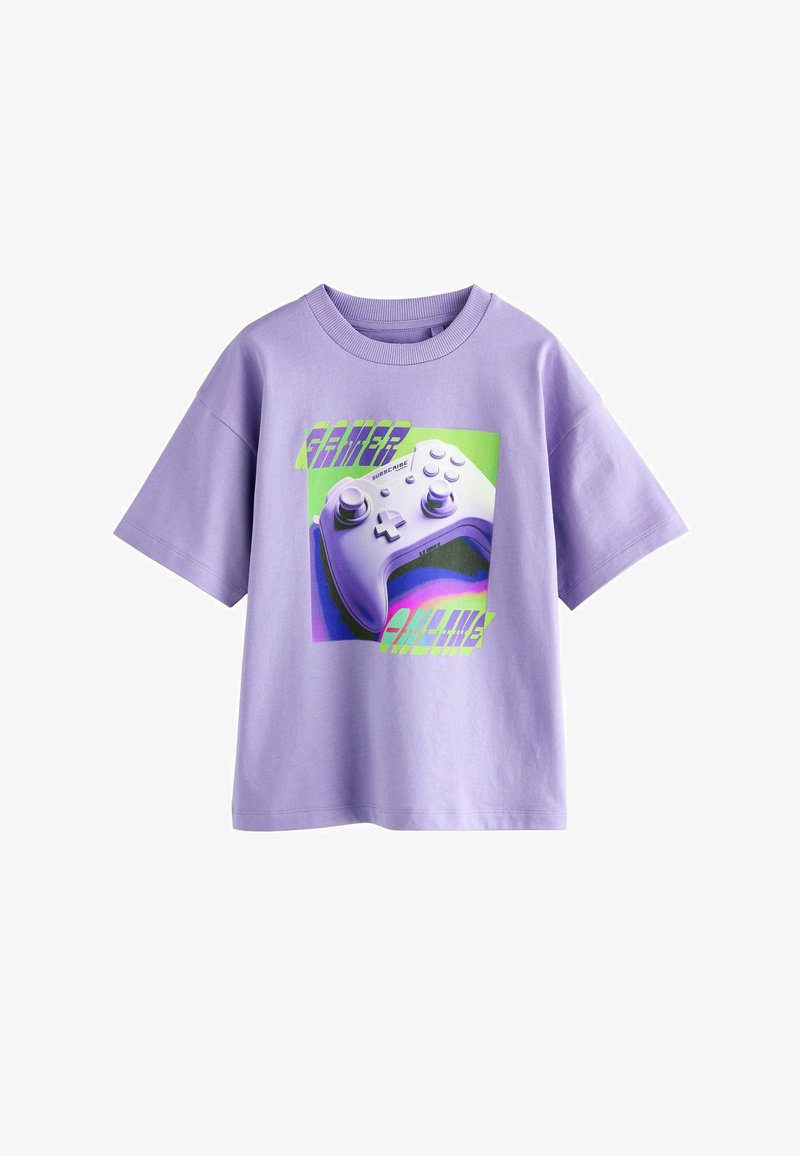 Lilla bomulds t-shirt med et grafisk design af en gamecontroller med teksten "GAMER" og "ONLINE", indkapslet i et farverigt firkantet design.