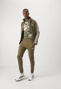 adidas Sportswear 3-STRIPE - Träningsset - olive strata