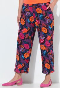 Bloemmotief, paarse stoffen broek met felle oranje, roze en blauwe bloemen. Heeft een elastische tailleband en zijzakken.