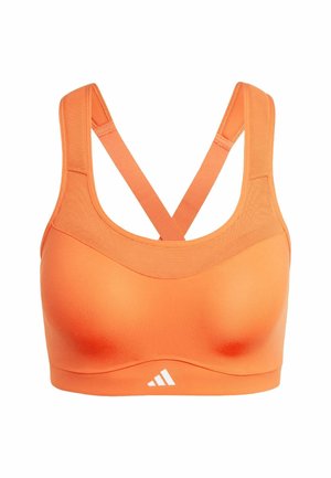 Sujetador deportivo naranja con un acabado suave, detalles de malla y tirantes en forma de cruz. Presenta un logo blanco en la esquina inferior izquierda.