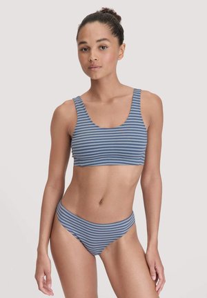 Set di bikini a righe in azzurro chiaro e blu navy. Il top presenta un collo a barca e spalline larghe; il fondo ha un taglio a vita bassa. Tessuto morbido e dalla texture.