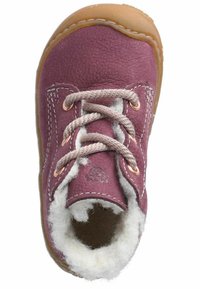 Lila Leder-Schuh mit einer strukturierten Oberfläche, ausgestattet mit einem Fleece-Futter, beiger Sohle und hellbraunen Schnürsenkeln durch metallene Ösen.