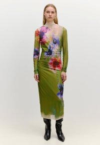Grünes Blumendruckkleid mit langen Ärmeln, das lebendige Farben wie Rot und Blau aufweist. Hergestellt aus einem glatten, elastischen Stoff.