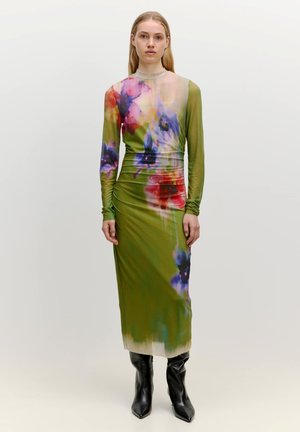 Groene jurk met bloemenprint en lange mouwen, met levendige kleuren zoals rood en blauw. Gemaakt van een gladde, rekbare stof.