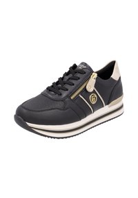 Schwarze Sneakers mit goldenen Akzenten, ausgestattet mit einem Seitenreißverschluss, Mesh-Belüftung und einer gepolsterten weißen Sohle mit schwarzen und goldenen Streifen.