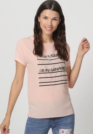 Camiseta de manga corta rosa claro que presenta un diseño frontal de rayas horizontales negras y florales con acentos decorativos. Tejido suave, ajuste casual.