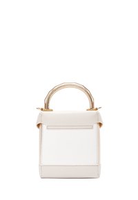 Piccola borsa structurata in pelle bianca con finitura texturizzata, hardware dorato e manico arrotondato. Presenta linee pulite e un design minimal.