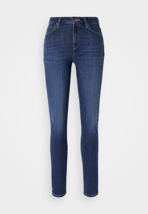 Jeans slim fit in denim blu scuro con lievi sbiadimenti. Presentano cinque tasche, passanti per cintura e una chiusura con bottone frontale. Design a gamba dritta standard.