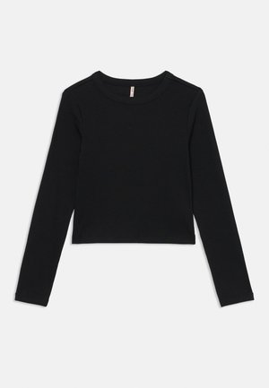 Fekete, hosszú ujjú, kerek nyakú cropped felső bordázott textúrával, fehér háttéren lefektetve.