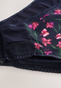Marineblaue Unterwäsche mit rosa und lila Blumenmuster, mit Netz- und Spitzendetails entlang der Ränder.