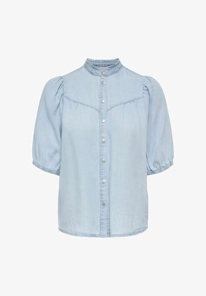 Blusa de mezclilla azul claro con mangas cortas abullonadas, cierre frontal con botones de presión y cuello alto con volantes.