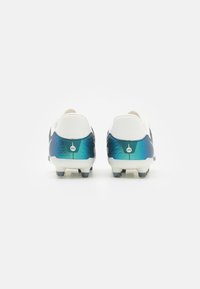 Scarpe da calcio bianche e blu con una finitura testurizzata, caratterizzate da un gradiente che passa dal bianco al turchese, e suole con tacchetti multicolori.