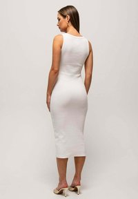Biała, dopasowana sukienka midi z prostym, okrągłym dekoltem i prążkowaną fakturą, z długością do kolan i rozcięciem z tyłu.