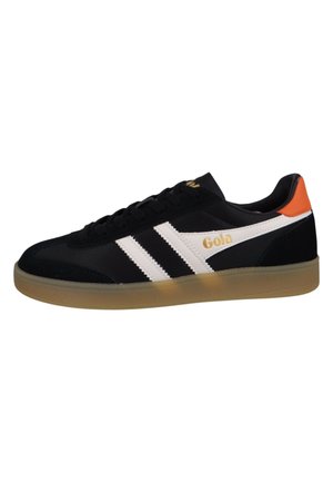 Schwarzer Sneaker in Low-Top-Design mit weißen Streifen, goldenem "Gola"-Logo, orangefarbenem Fersenlasche und durchsichtiger Gummisohle.
