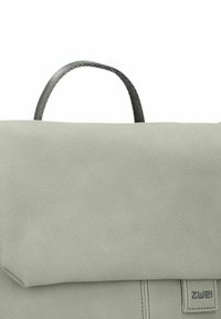 Borsa in pelle grigia chiara con superficie testurizzata, manico superiore e design a pattina pieghevole. Presenta un piccolo logo nella parte anteriore.