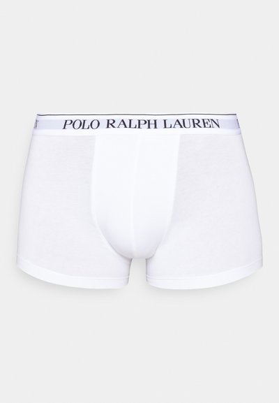 Balti medvilniniai bokseriai su vientisa dizaino, minkšta juostos, ant kurios yra "POLO RALPH LAUREN" prekės ženklo, ir prigludusia forma.