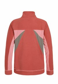 Pull-over en polaire de couleur rouge rouille avec des accents de panneaux géométriques rose et gris. Présente un col haut et des manches longues, avec une texture douce sur l'ensemble.