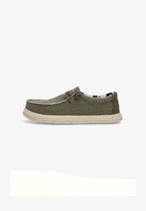 Zapatilla de lona verde oliva con una parte superior texturizada, suela trenzada de color claro en contraste y un detalle de cordones en la parte delantera. El interior cuenta con un forro estampado.