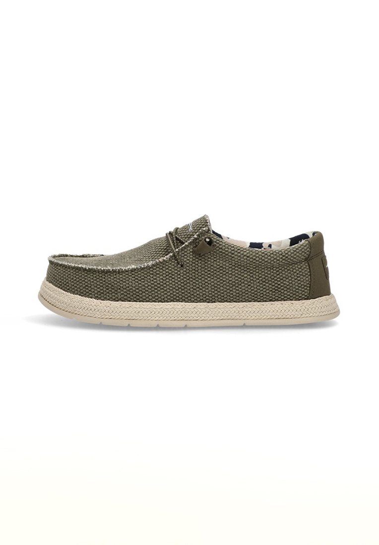 Zapatilla de lona verde oliva con una parte superior texturizada, suela trenzada de color claro en contraste y un detalle de cordones en la parte delantera. El interior cuenta con un forro estampado.
