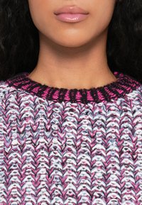 Sweater de malha com um padrão multicolorido em rosa, azul e branco, com um colarinho canelado preto espesso e um tecido texturizado.
