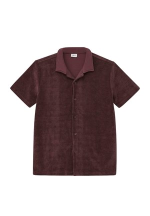 Chemise en tissu éponge bordeaux à manches courtes, boutonnée, avec un col décontracté et une étiquette de marque visible à l'intérieur du col.