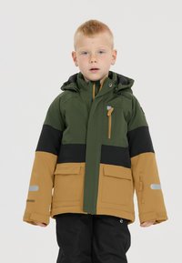 Kleurvolle winterjas met groene, zwarte en bruine panelen; voorzien van een capuchon, multiple voorzakken en reflecterende accenten. Waterdicht materiaal.