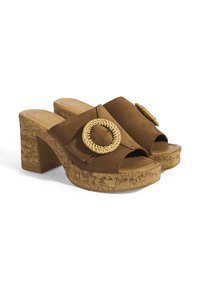 Braune Wildleder-Plateausandalen mit einem breiten Riemen, offenem Zehenbereich und großen, geflochtenen runden Akzenten. Strukturierter Kork-ähnlicher Wedge-Absatz.