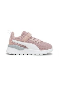 Chaussure de sport en maille rose avec une semelle blanche, dotée d'une sangle à crochets et d'une boucle, accents gris et un motif texturé sur le côté.